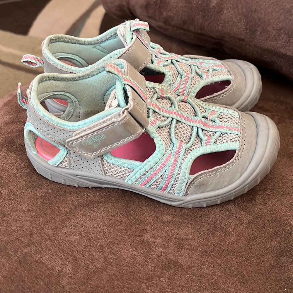 OshKosh B’gosh girls sandal/sneaker